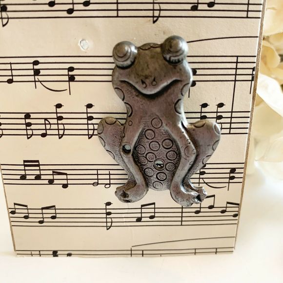 Frog Brooch Pin Silver Tone 1 1/2" Sitting - Picture 2 of 4